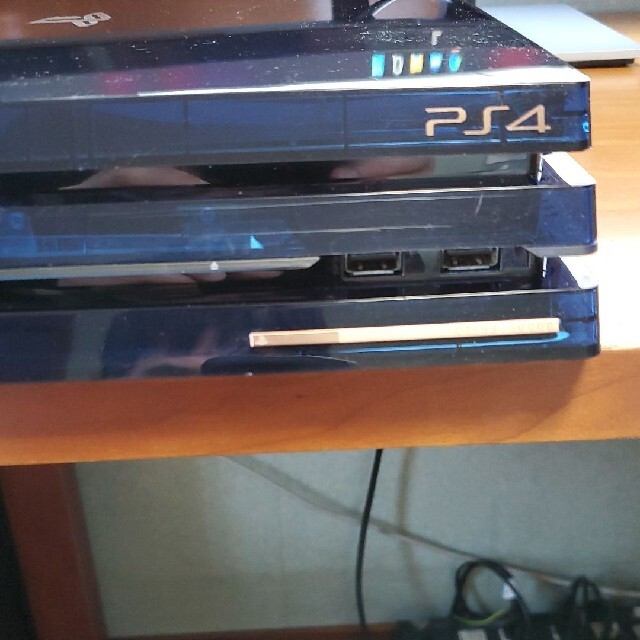PlayStation4(プレイステーション4)の中古品 PS4 Pro 500 Million Limited Edition エンタメ/ホビーのゲームソフト/ゲーム機本体(家庭用ゲーム機本体)の商品写真