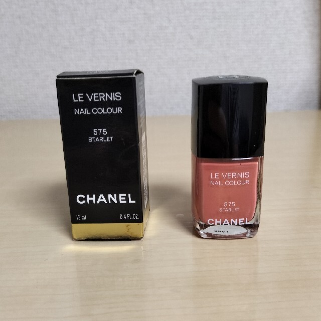 CHANEL(シャネル)のシャネル ネイルカラー 575(STARLET) コスメ/美容のネイル(マニキュア)の商品写真