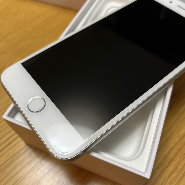 iPhone(アイフォーン)のiPhone8 plus 64 Silver SIMフリー スマホ/家電/カメラのスマートフォン/携帯電話(スマートフォン本体)の商品写真