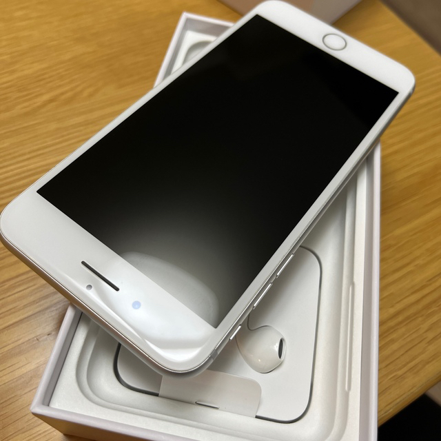 iPhone(アイフォーン)のiPhone8 plus 64 Silver SIMフリー スマホ/家電/カメラのスマートフォン/携帯電話(スマートフォン本体)の商品写真
