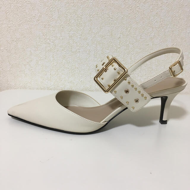 Charles and Keith(チャールズアンドキース)の【美品】CHARLES & KEITH スタッズ スリングバックヒール レディースの靴/シューズ(ハイヒール/パンプス)の商品写真