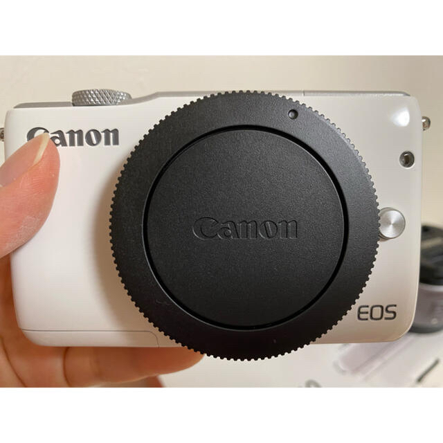 Canon EOS M Wズームキット WH レンズ2個付属   ミラーレス一眼