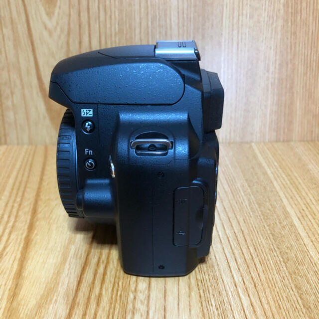 Nikon(ニコン)のたー様専用　レンズは新品　Nikon  D40 シャッター数は2253回 スマホ/家電/カメラのカメラ(デジタル一眼)の商品写真