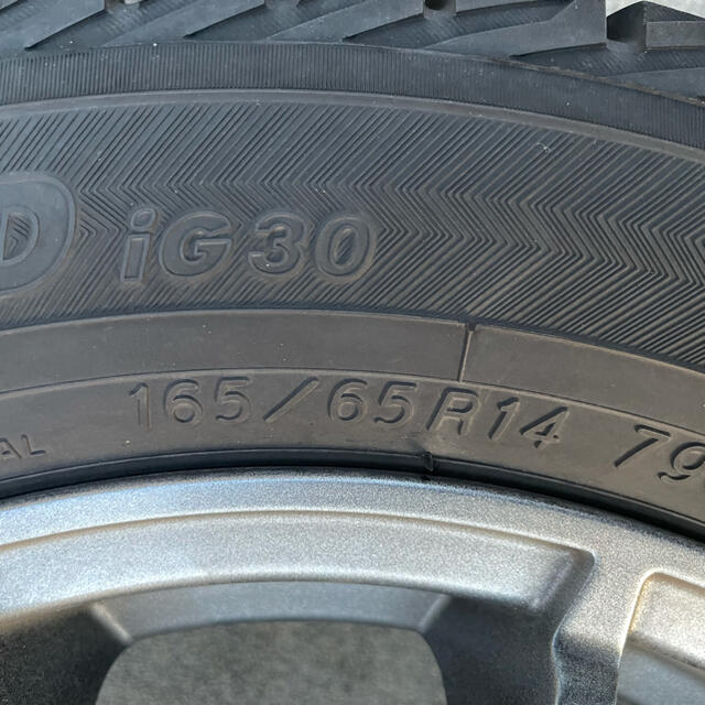 スズキ(スズキ)のスタッドレスタイヤ4本セット　165/65R14 16年製　ハスラー 自動車/バイクの自動車(タイヤ・ホイールセット)の商品写真