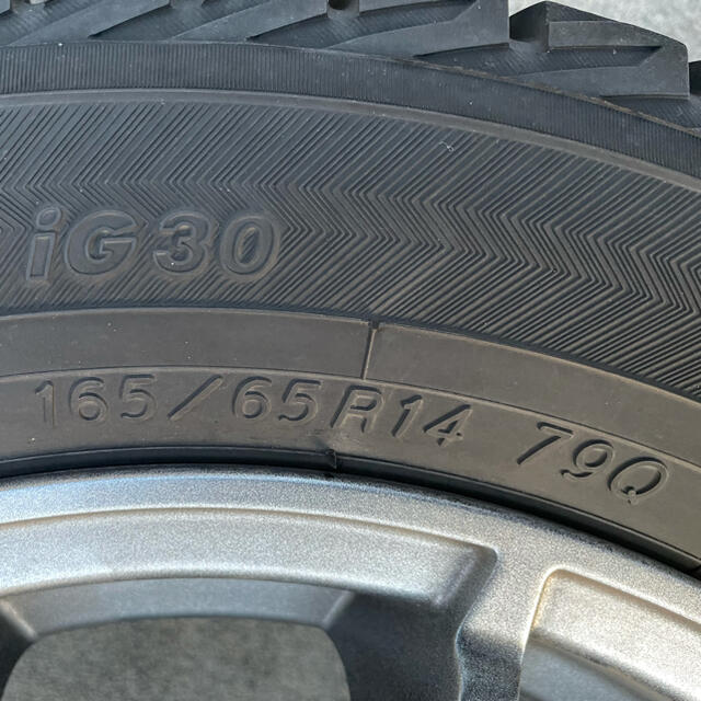 スズキ(スズキ)のスタッドレスタイヤ4本セット　165/65R14 16年製　ハスラー 自動車/バイクの自動車(タイヤ・ホイールセット)の商品写真