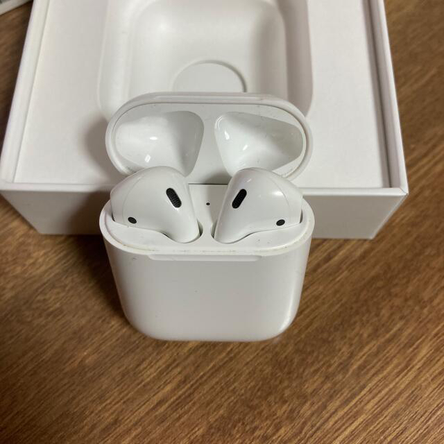 Apple(アップル)のAPPLE AirPods イヤホン MMEF2J/A スマホ/家電/カメラのオーディオ機器(ヘッドフォン/イヤフォン)の商品写真