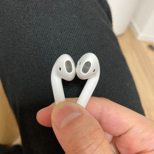 Apple(アップル)のAPPLE AirPods イヤホン MMEF2J/A スマホ/家電/カメラのオーディオ機器(ヘッドフォン/イヤフォン)の商品写真