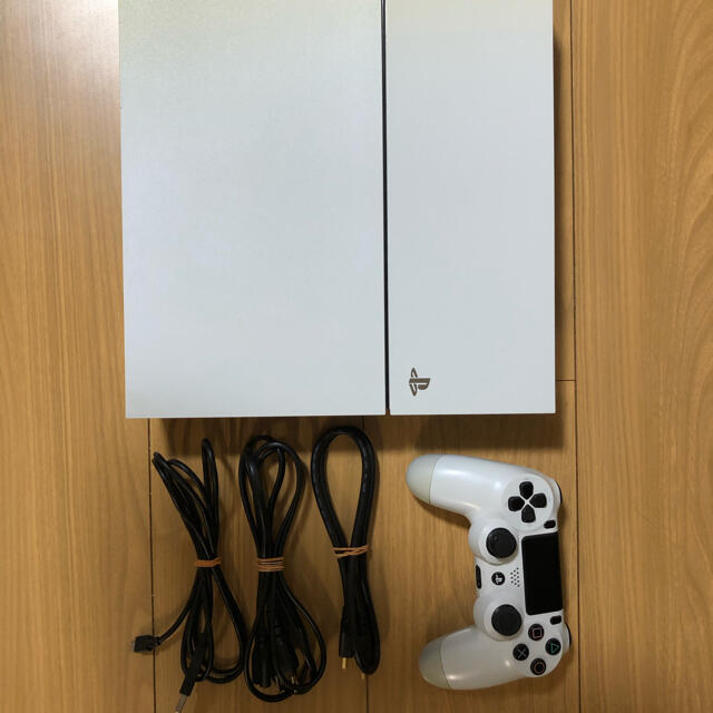 PS4本体CUH-1100Aホワイト　500GB エンタメ/ホビーのゲームソフト/ゲーム機本体(家庭用ゲーム機本体)の商品写真