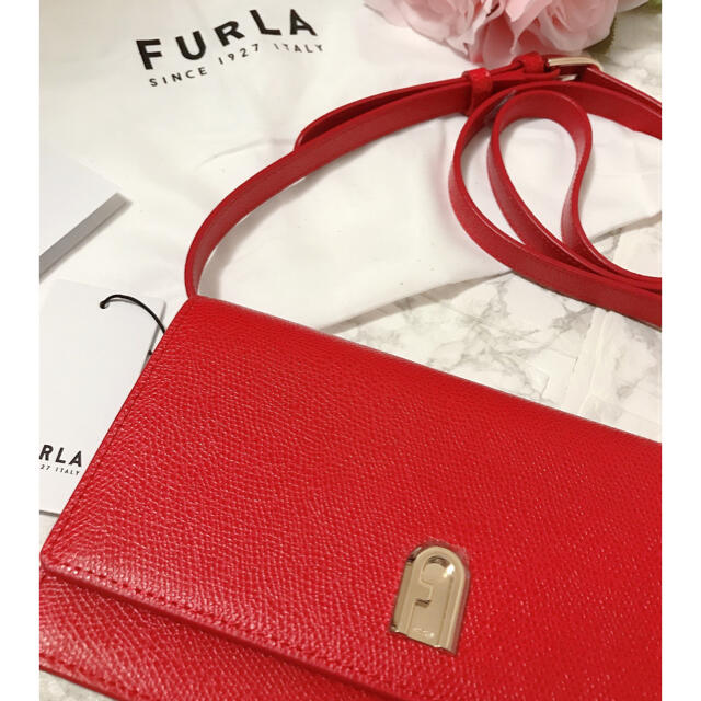 Furla(フルラ)のフルラ  FURLA furla  ショルダーバッグ　赤　ポシェット　新品未使用 レディースのバッグ(ショルダーバッグ)の商品写真