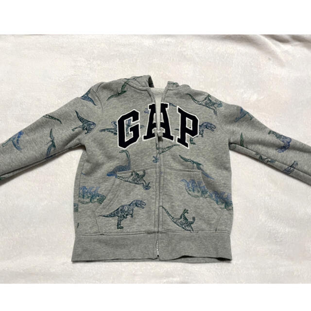 GAP Kids(ギャップキッズ)の【IKU様】GAPKids 恐竜柄 ジップパーカー 110 キッズ/ベビー/マタニティのキッズ服男の子用(90cm~)(ジャケット/上着)の商品写真