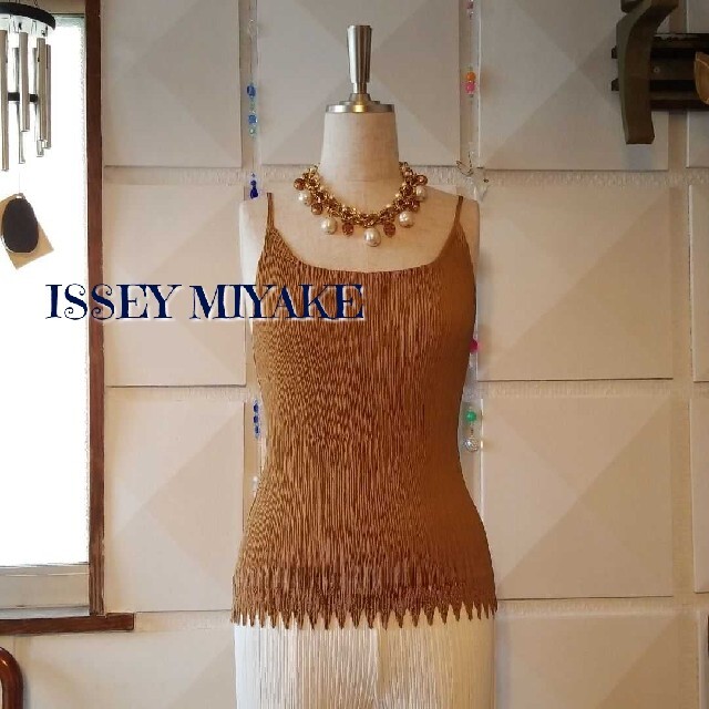 ISSEY MIYAKE(イッセイミヤケ)の未使用　入手困難　レア　稀少　イッセイミヤケ　トップス　タンクトップ レディースのトップス(シャツ/ブラウス(半袖/袖なし))の商品写真