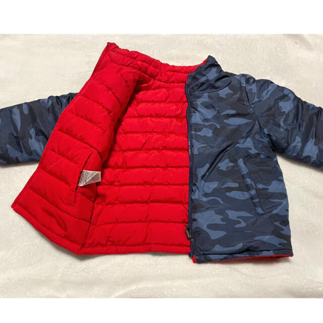 GAP Kids(ギャップキッズ)のGAPKids 迷彩×赤の無地 リバーシブルダウン 110サイズ キッズ/ベビー/マタニティのキッズ服男の子用(90cm~)(ジャケット/上着)の商品写真