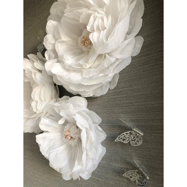 ウォールフラワー(ビーズ大きめ) 3つセット　ペーパーフラワー白　壁掛け　お花 ハンドメイドのインテリア/家具(インテリア雑貨)の商品写真