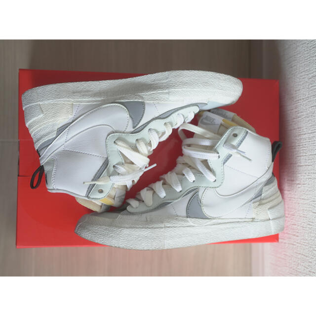 NIKE(ナイキ)の26.5 sacai × NIKE BLAZER WHITE / GREY メンズの靴/シューズ(スニーカー)の商品写真