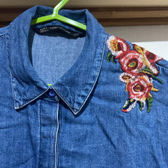 ZARA(ザラ)のZARA 花　刺繍デニムシャツ レディースのトップス(シャツ/ブラウス(長袖/七分))の商品写真