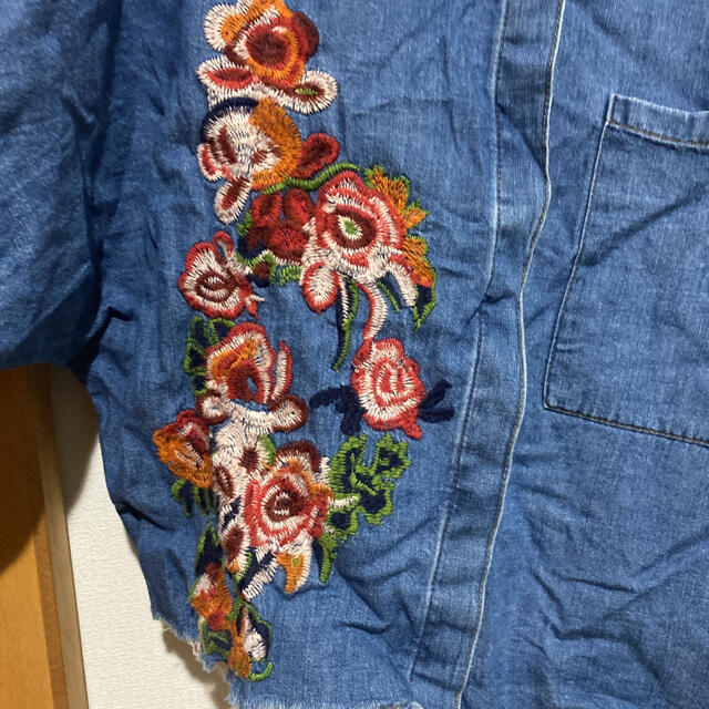 ZARA(ザラ)のZARA 花　刺繍デニムシャツ レディースのトップス(シャツ/ブラウス(長袖/七分))の商品写真