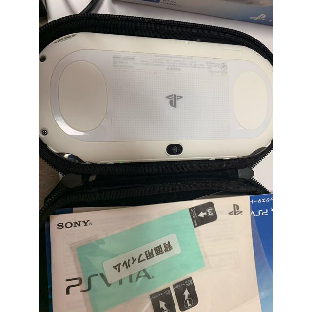 PlayStation Vita(プレイステーションヴィータ)のPlayStation®Vita（PCH-2000シリーズ） Wi-Fiモデル エンタメ/ホビーのゲームソフト/ゲーム機本体(家庭用ゲーム機本体)の商品写真