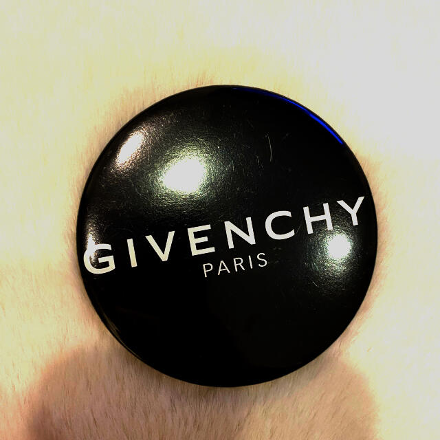 GIVENCHY(ジバンシィ)のGIVENCHY 缶バッチ レディースのファッション小物(その他)の商品写真