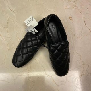 ザラ(ZARA)の【タグ付き新品】ZARAキルティングフラットシューズ(ローファー/革靴)