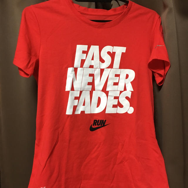 NIKE(ナイキ)のナイキTシャツ 赤 NIKE RUN レディースのトップス(Tシャツ(半袖/袖なし))の商品写真