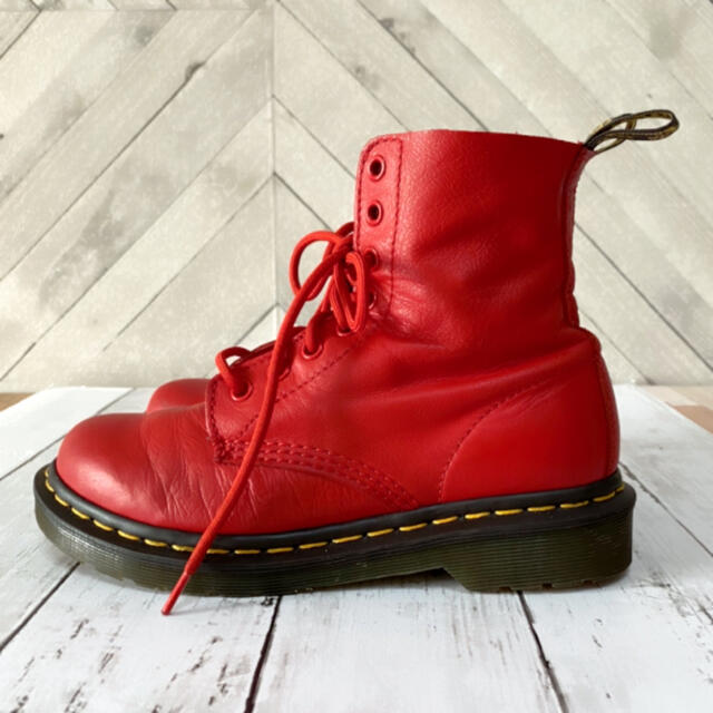 Dr.Martens(ドクターマーチン)のDr.Martens8ホール柔らかレザーのレッドブーツ レディースの靴/シューズ(ブーツ)の商品写真