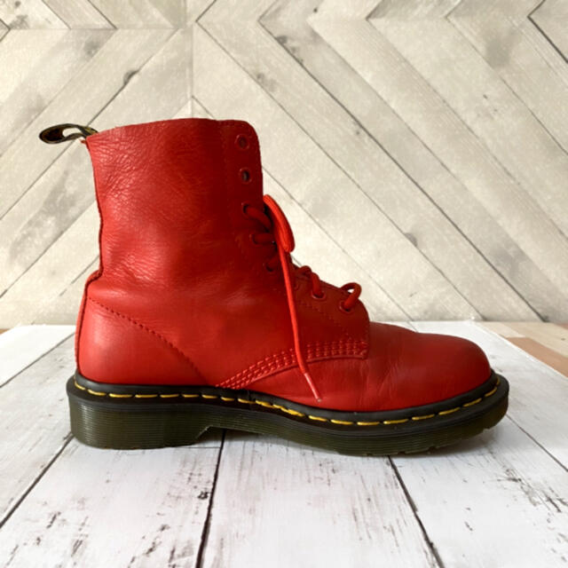 Dr.Martens(ドクターマーチン)のDr.Martens8ホール柔らかレザーのレッドブーツ レディースの靴/シューズ(ブーツ)の商品写真