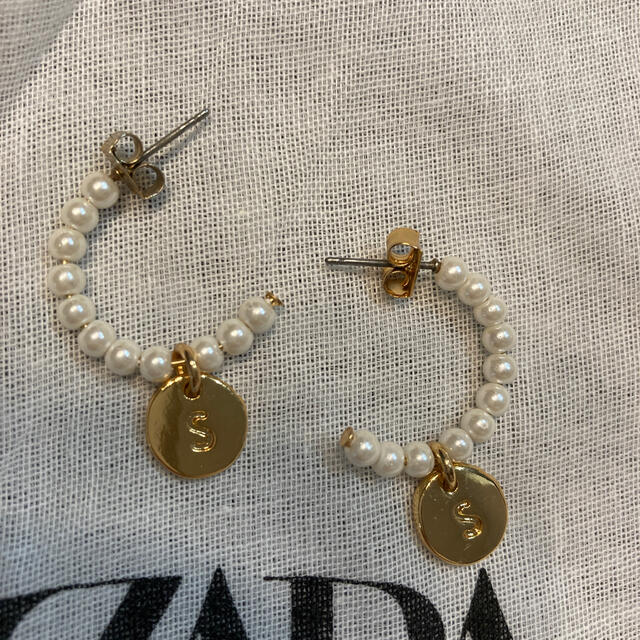 ZARA(ザラ)のZARA フェイクパールビーズ&イニシャルピアス(s) レディースのアクセサリー(ピアス)の商品写真