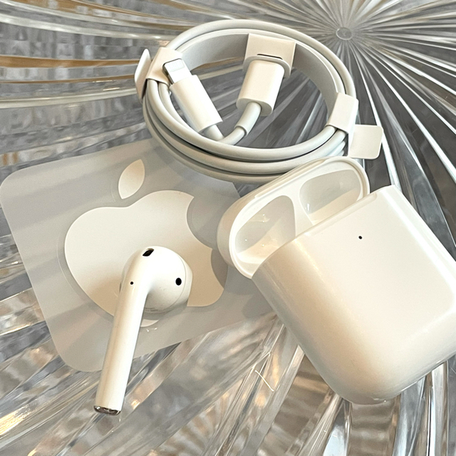 Apple(アップル)のairpods ケース+片耳(右耳) おまけ付き スマホ/家電/カメラのオーディオ機器(ヘッドフォン/イヤフォン)の商品写真