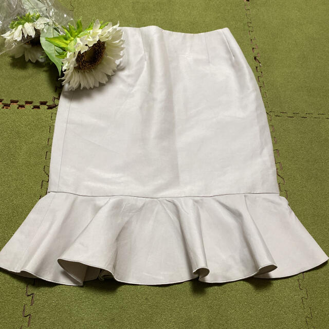 FOXEY(フォクシー)の３０日限定値下げ！フォクシー☆裾フリル☆素敵な薄グレーのスカート レディースのスカート(ひざ丈スカート)の商品写真