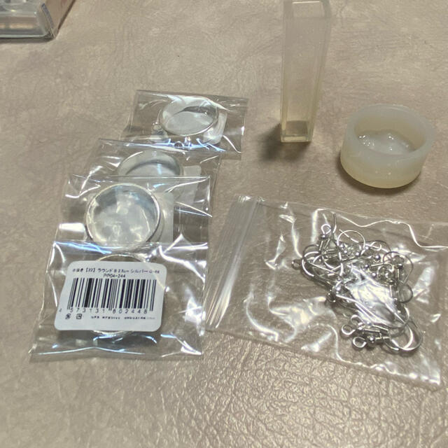 UVライト　レジン　モールド　金具　セット　 ハンドメイドの素材/材料(各種パーツ)の商品写真