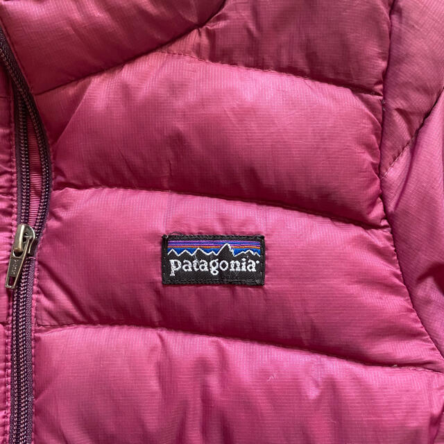 patagonia(パタゴニア)のパタゴニア　ダウンジャケット　ガールズ　Sサイズ キッズ/ベビー/マタニティのキッズ服女の子用(90cm~)(ジャケット/上着)の商品写真