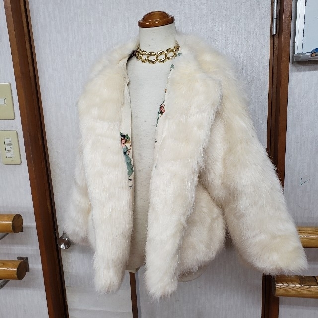 ヴィンテージコレクション　シルキーファージャケット　内側ドール　未使用 レディースのジャケット/アウター(毛皮/ファーコート)の商品写真