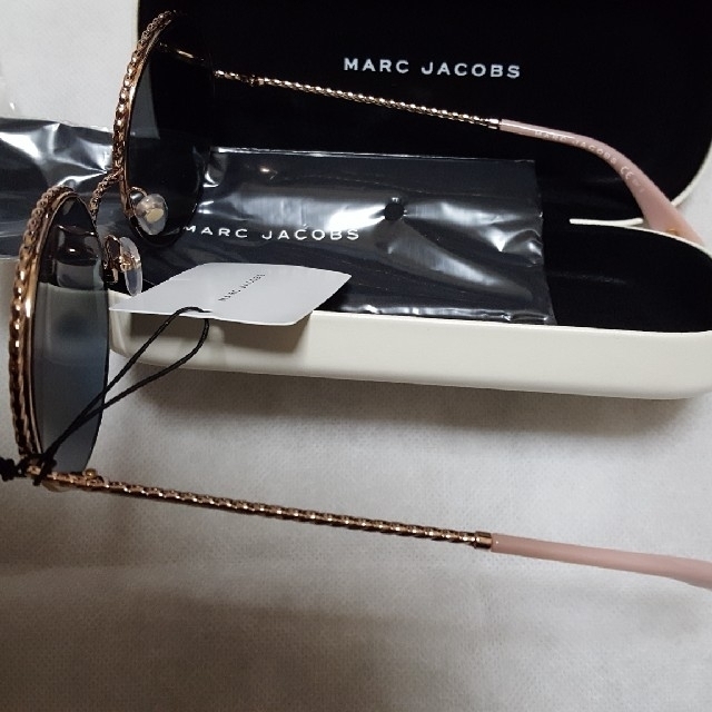 MARC JACOBS(マークジェイコブス)のMARCJACOBS☆新品未使用☆サングラス☆ヴィヴィアン シャネル レディースのファッション小物(サングラス/メガネ)の商品写真