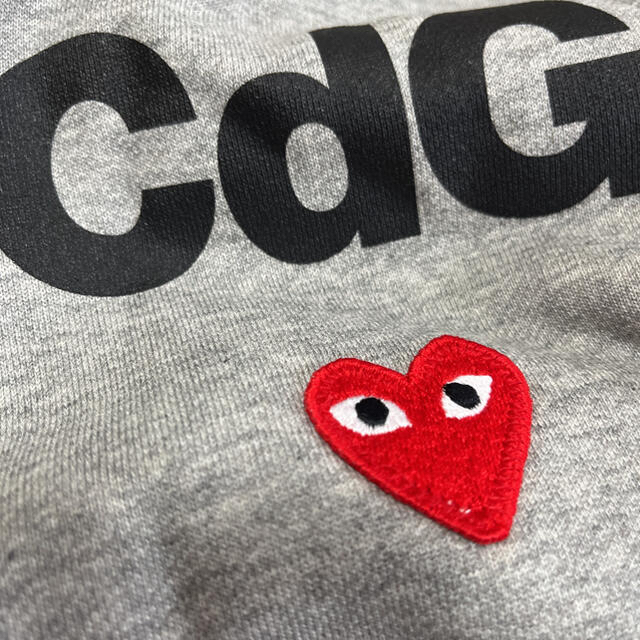 COMME des GARCONS(コムデギャルソン)のコムデギャルソン    プレイコラボトレーナー　レディス レディースのトップス(パーカー)の商品写真