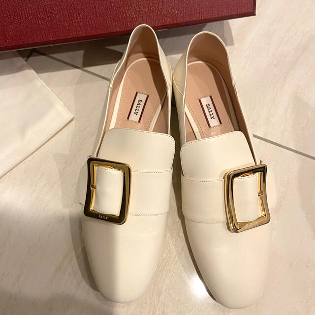 なんですけ Bally - Bally バリーJanelleバックル白ローファー サイズ