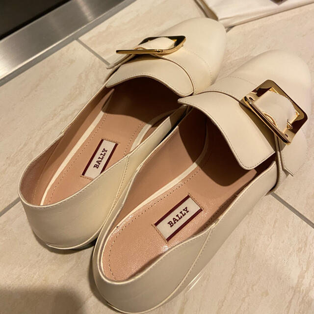 なんですけ Bally - Bally バリーJanelleバックル白ローファー サイズ