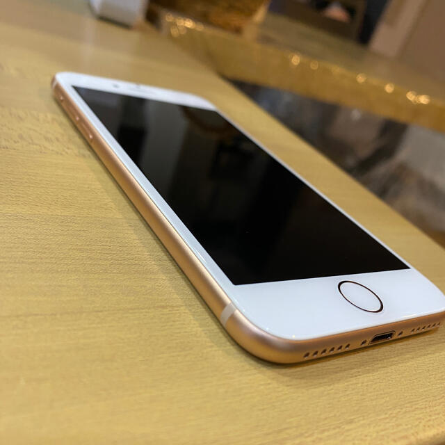 Apple(アップル)のiPhone8 Gold 64GB スマホ/家電/カメラのスマートフォン/携帯電話(スマートフォン本体)の商品写真