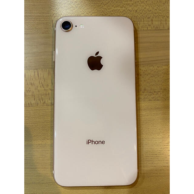 Apple(アップル)のiPhone8 Gold 64GB スマホ/家電/カメラのスマートフォン/携帯電話(スマートフォン本体)の商品写真