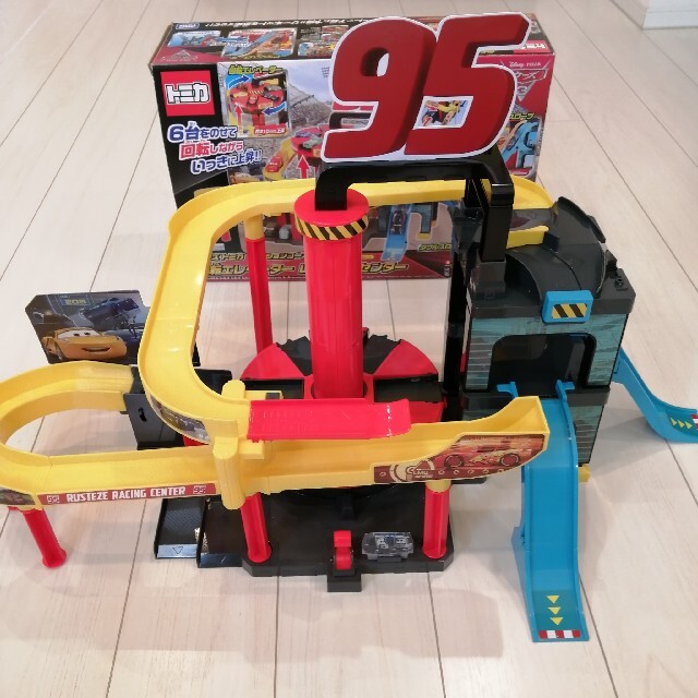 新品 未使用】カーズトミカ 回転エレベーター レーシングセンター