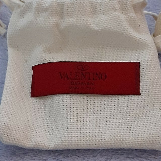 VALENTINO(ヴァレンティノ)のVALENTINO Vロゴ・シグネチャーメタルVクリスタル・ピアス レディースのアクセサリー(ピアス)の商品写真