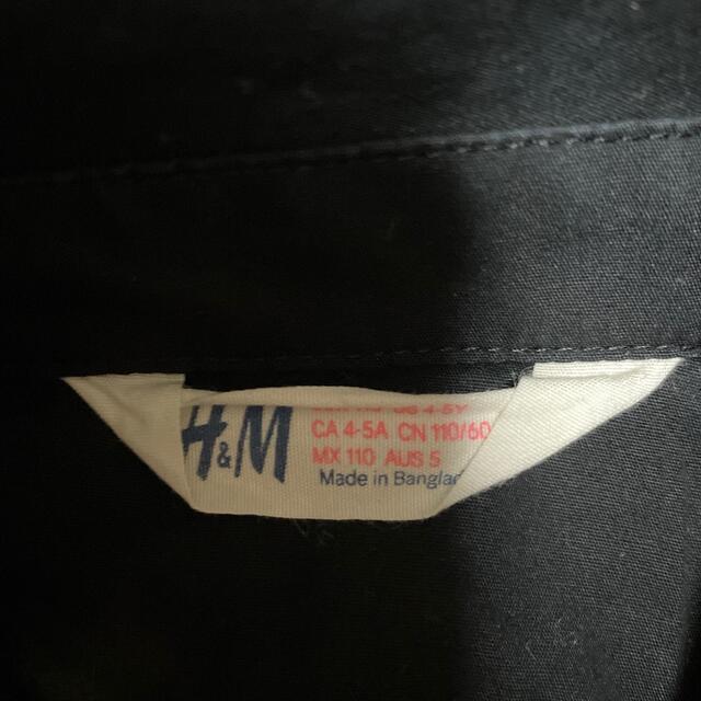 H&M(エイチアンドエム)のH&M 黒シャツ ボーイズ110  キッズ/ベビー/マタニティのキッズ服男の子用(90cm~)(Tシャツ/カットソー)の商品写真