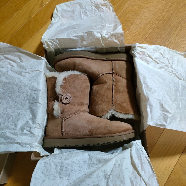 UGG(アグ)のＵＧＧ ベイリーボタン　24.5 レディースの靴/シューズ(ブーツ)の商品写真