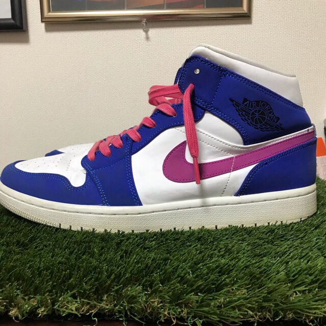 NIKE(ナイキ)のNIKE AIR JORDAN1 MID！ジョーダン　 メンズの靴/シューズ(スニーカー)の商品写真