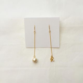 ハンドメイド パールイニシャルピアス イヤリング(イヤリング)