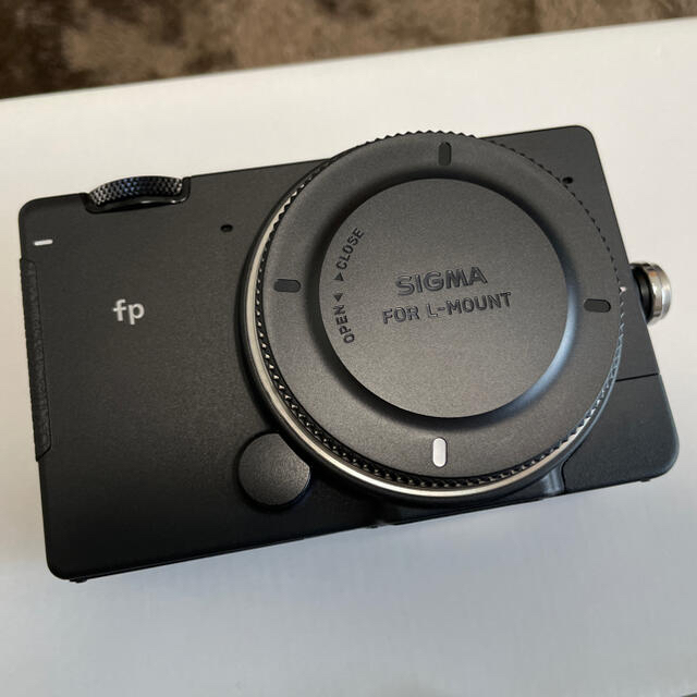 SIGMA(シグマ)のSIGMA fp 45mm F2.8 DG DN Contemporary スマホ/家電/カメラのカメラ(ミラーレス一眼)の商品写真