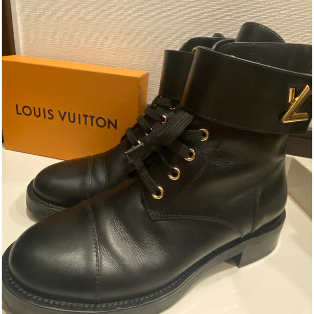 LOUIS VUITTON(ルイヴィトン)の【美品】新作ルイヴィトン　ワンダーランド・ライン フラットレンジャー38 レディースの靴/シューズ(ブーツ)の商品写真