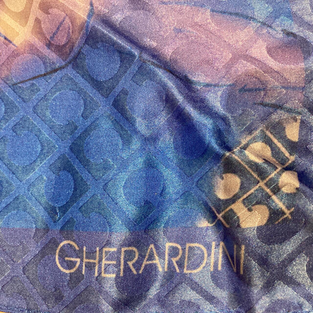 GHERARDINI(ゲラルディーニ)の【ろおらあ様専用】エコバッグとゲラルディーニ　シルク　大判スカーフ　日本製 レディースのファッション小物(バンダナ/スカーフ)の商品写真