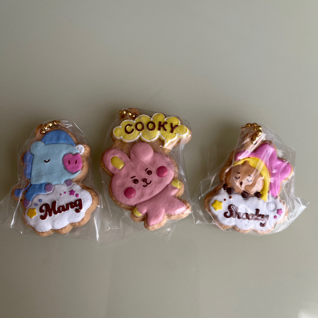 防弾少年団(BTS)(ボウダンショウネンダン)の♡あんず♡まま様BT21クッキーチャームCOOKY &MANG &SHOOKY エンタメ/ホビーのおもちゃ/ぬいぐるみ(キャラクターグッズ)の商品写真