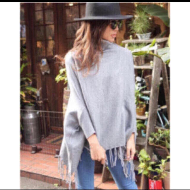 rienda(リエンダ)の❤️【送料込】averymana☆knit fringe poncho新品未使用 レディースのジャケット/アウター(ポンチョ)の商品写真