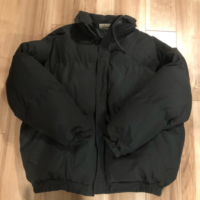 FEAR OF GOD(フィアオブゴッド)のFOG ESSENTIALS Puffer Jacket   黒　 メンズのジャケット/アウター(ダウンジャケット)の商品写真